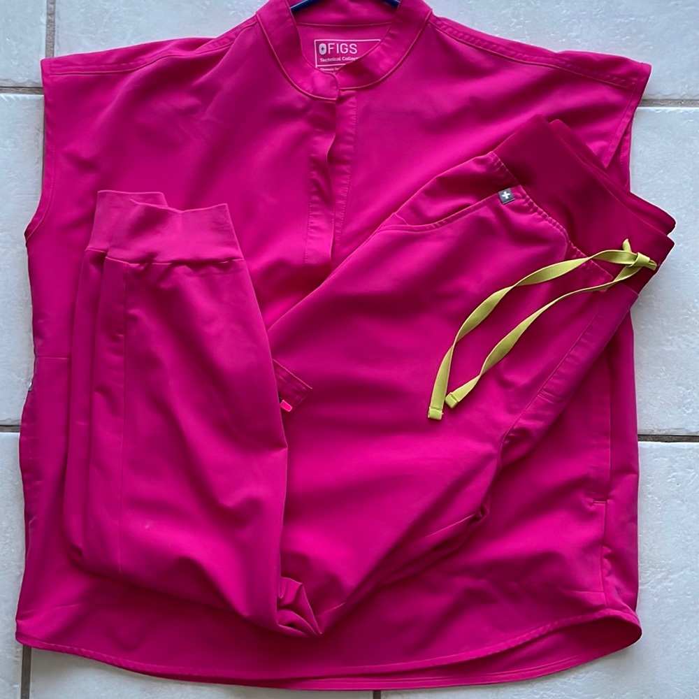 Figs scrub set, Shocking PINK 2.0 Medium Excellent used condition